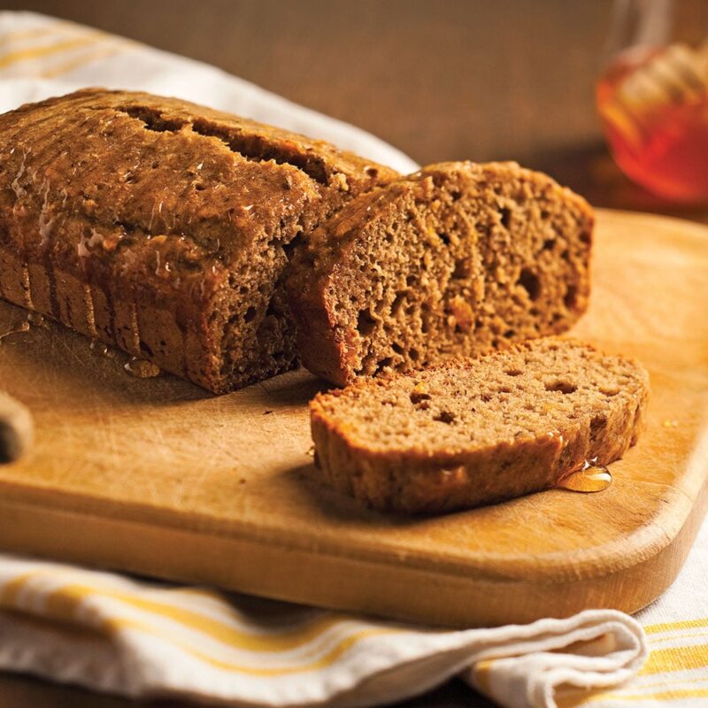 Brot mit Aprikosen, Datteln und Honig